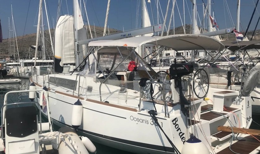 Oceanis 38.1 in Trogir "Bordeaux"