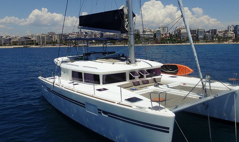 Lagoon 450 F in Athen "Poker Face"
